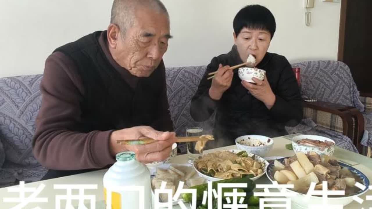 我大儿子和客人去威海了，晚餐吃牛肉炖萝卜，尖椒干豆腐，喝一杯白酒挺好。