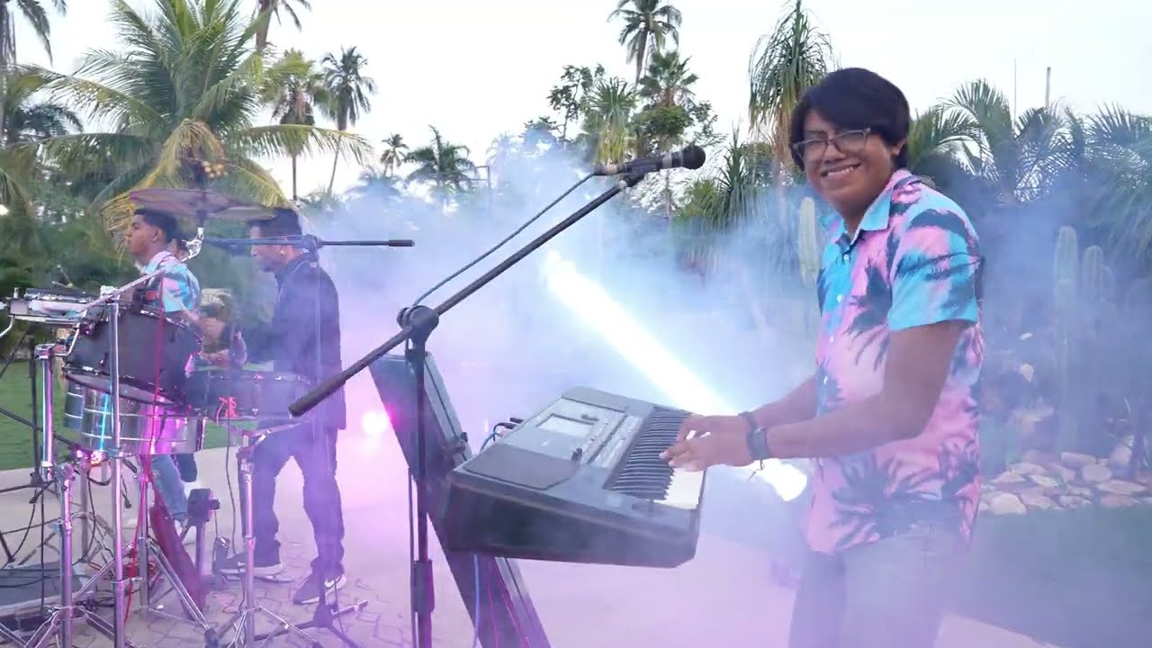 Popurrí de Cumbias Sonideras · Los Rebeldes de la Costa