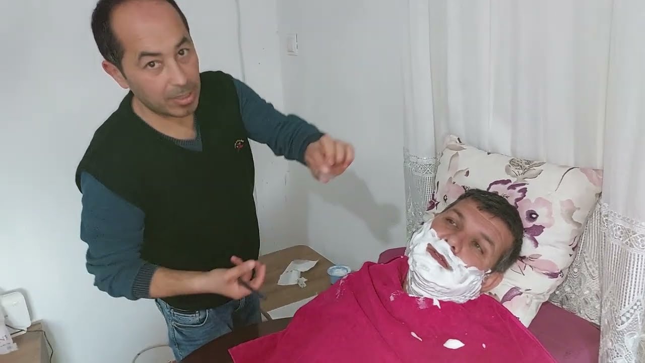 Eniştenin Evde Tıraş Keyfi
