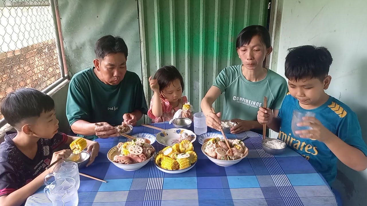 Bữa cơm chiều / Khoanh giò hầm bắp củ sen # Toàn Tv