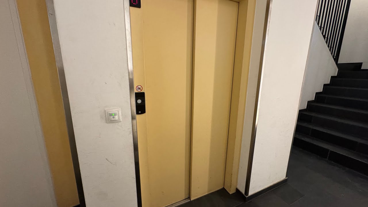 1999? Schindler Smart/D-Series Aufzug in einem Bürogebäude in Bregenz