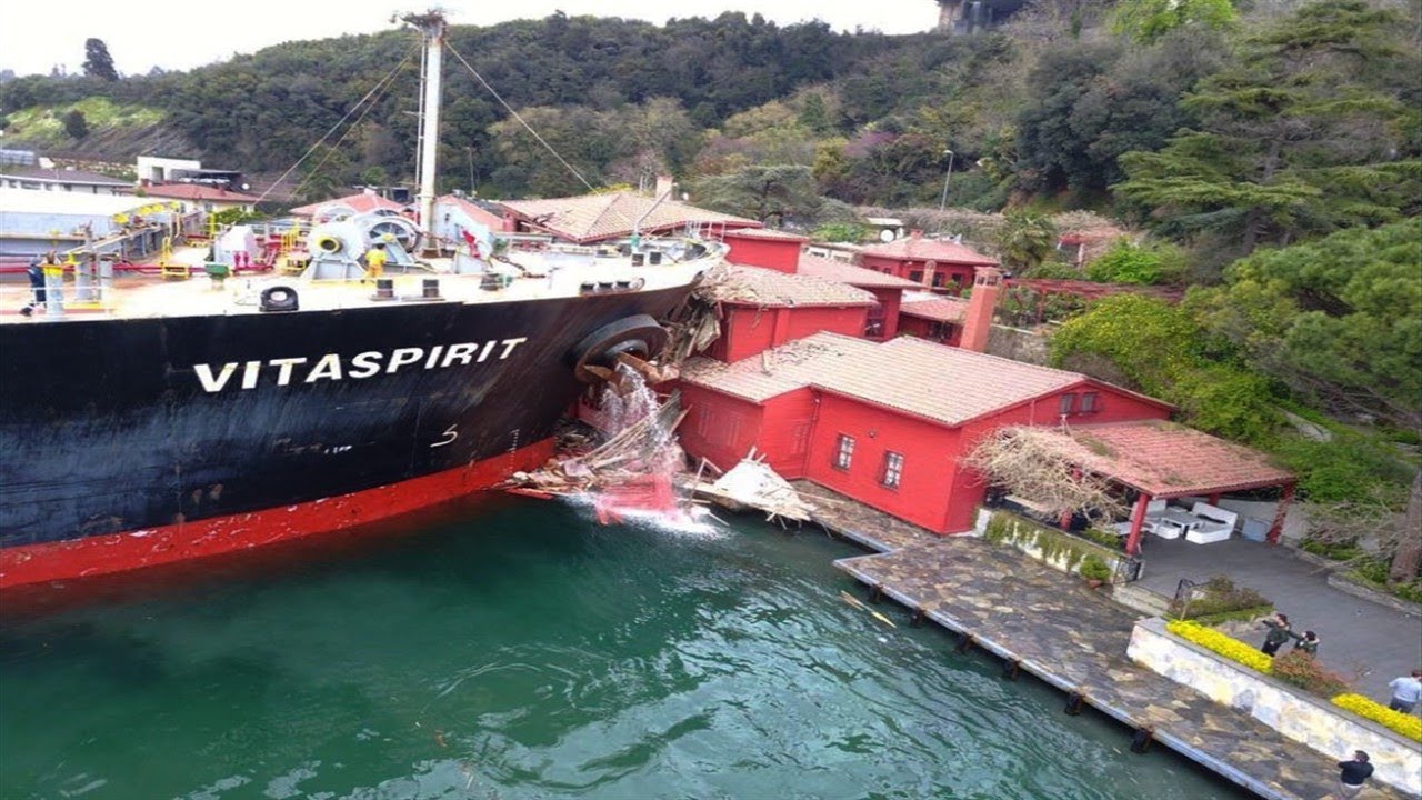 Ship crashes into Million Dollar Waterfront Mansion in Istanbul's Bosphorus Caught on Cameras !