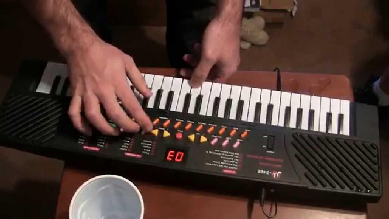 Уничтожение игрушечной электронной клавиатуры