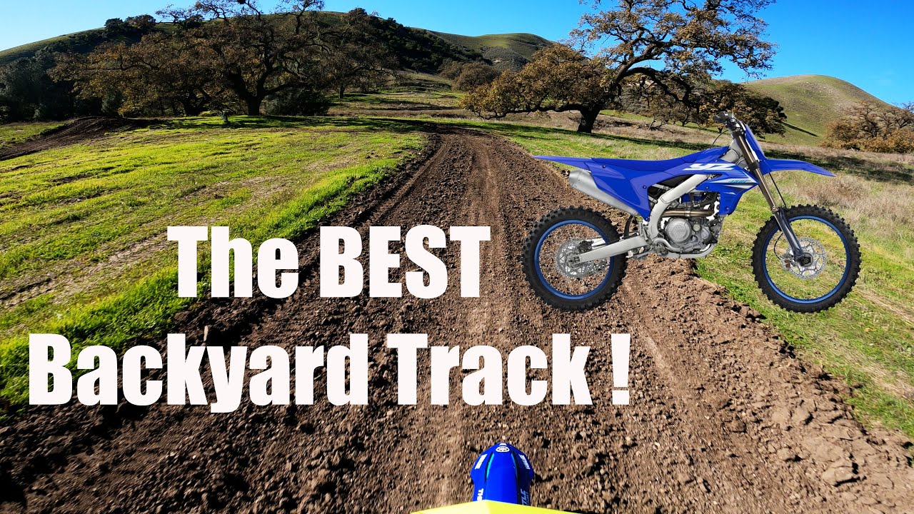 Катание на мотоцикле YZ450F 2025 года на потрясающей частной трассе.