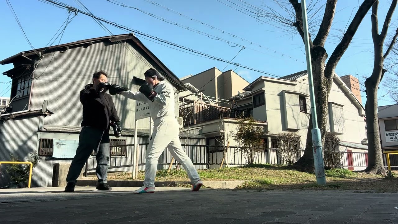 練習２２３回目-１：大阪でムエタイ、キックボクシング、ボクシングのミット打ち＆受けサークル！ゆるく楽しく全身運動が目的！軽く基本のパンチ動作確認：ジャブ＆ストレート