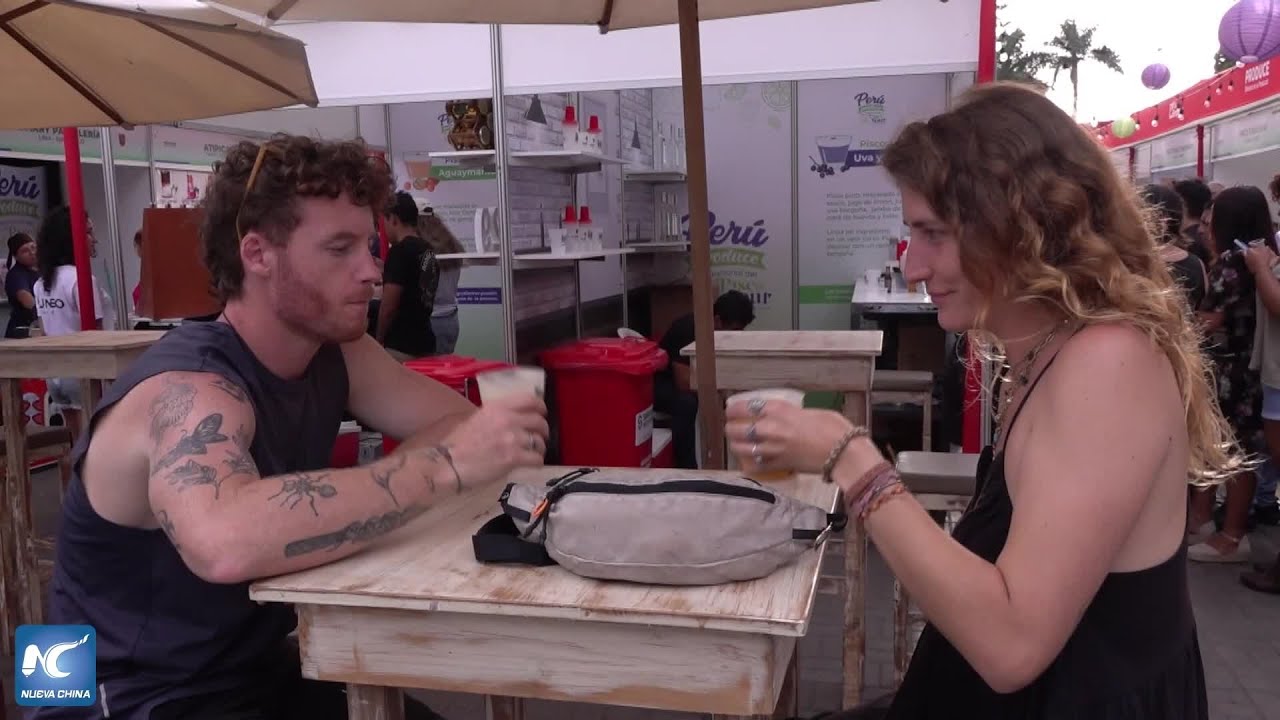 Peruanos degustan emblem&aacute;tico c&oacute;ctel para celebrar D&iacute;a Nacional del Pisco Sour