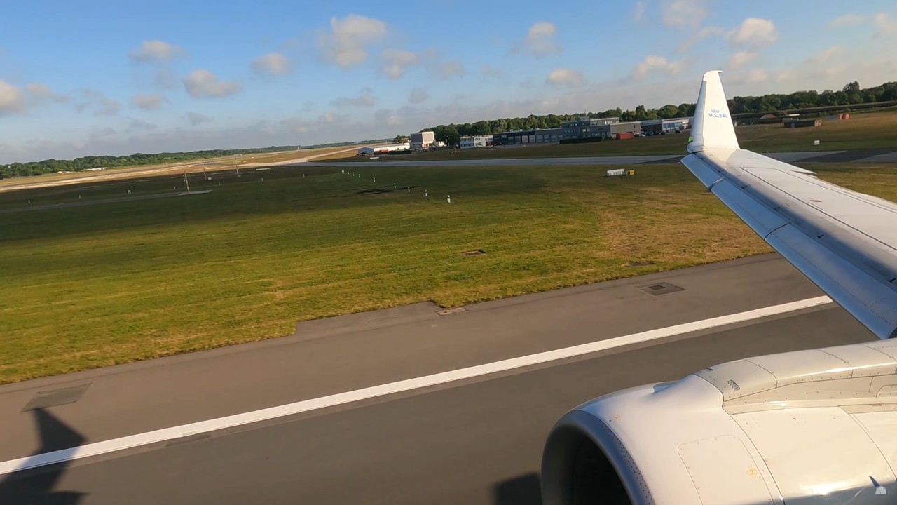 KLM Cityhopper Embraer 175 landing at Hamburg Airport (4k)