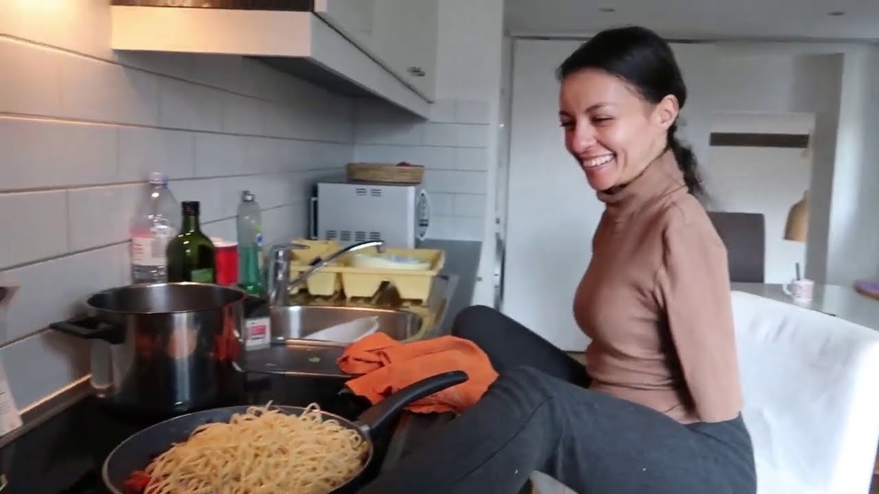 Spaghetti hot water with feet//armless cooking//