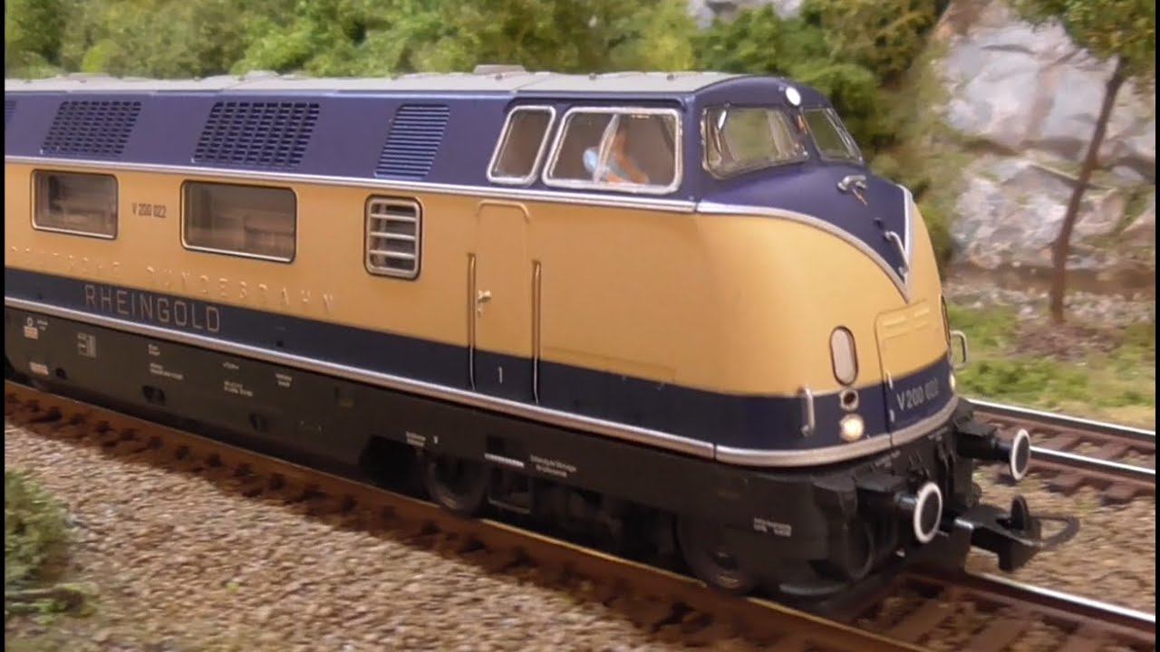 Rheingold und alte Roco Hechtwagen mit Beleuchtung