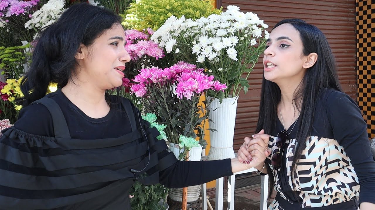 صاحبه محل ورد تفعل شئ غريب مع بائعه الورد وعندما جاءت طفله صغيره حدثت كارثه