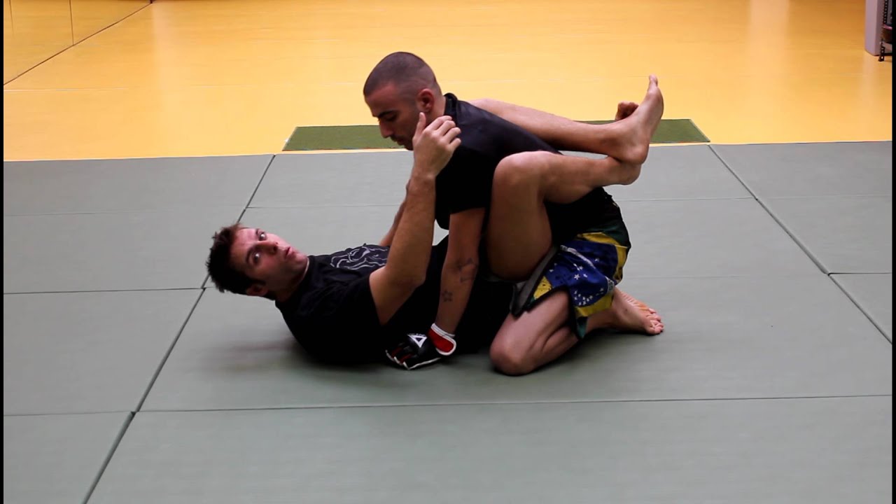 MMA Difesa a terra in guardia chiusa, controllo e finalizzazione con triangolo