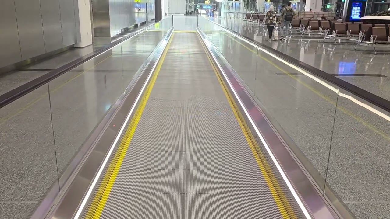 Langer Rollsteig ThyssenKrupp Orinoco im DOH HIA (Gate C-D)
