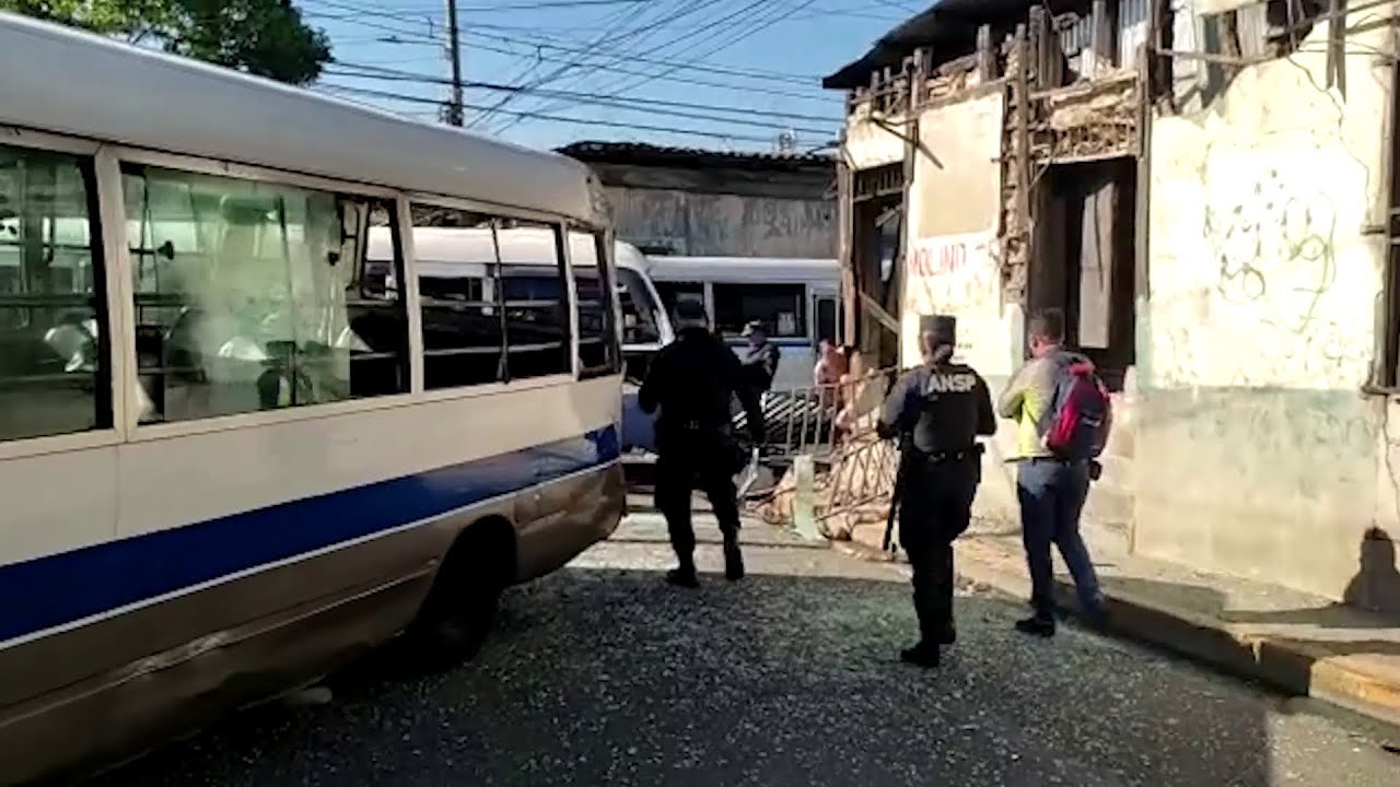 Accidente ente microbuses del transporte público en San Salvador