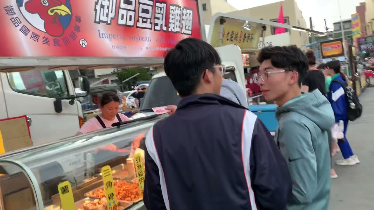 《雄黃酒》夜市買臭豆腐當點心！還沒天黑人就這麼多了！