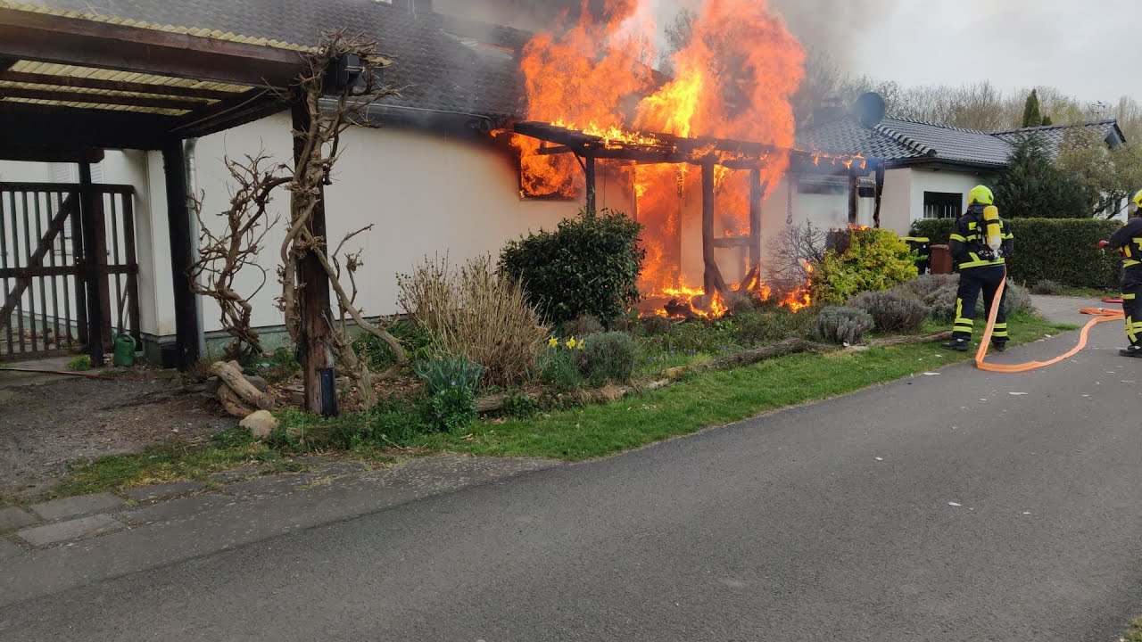 Wohnhaus in Vollbrand da Bewohner Fettbrand mit Wasser löschen wollte in Sankt Augustin am 13.04.22