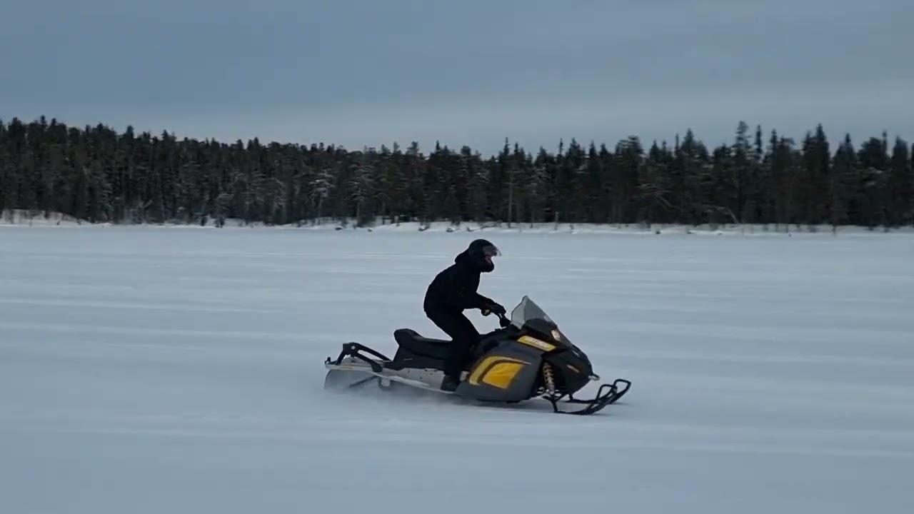 Spass und Fun auf dem Schneemobil &uuml;ber den See