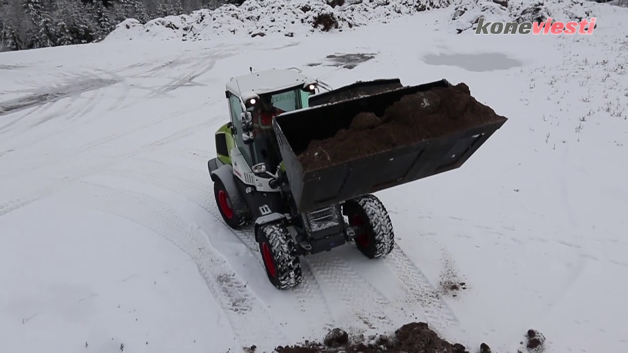 Claas Torion 644 Sinus -pyöräkuormaaja hoitaa lumityöt