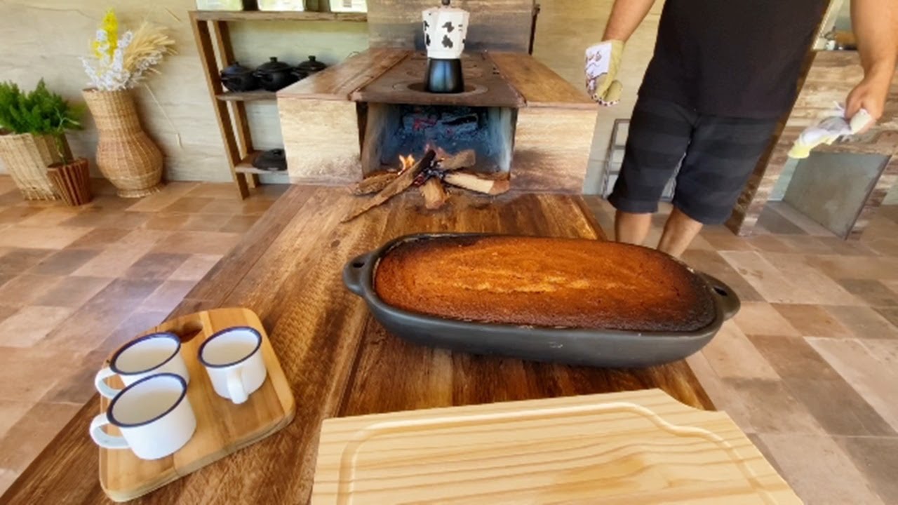 BOLO DE MANDIOCA NA GAMELA ASSADO NO FOGÃO A LENHA   COISA MAIS DELICIOSA! EDMILSON ADORNO