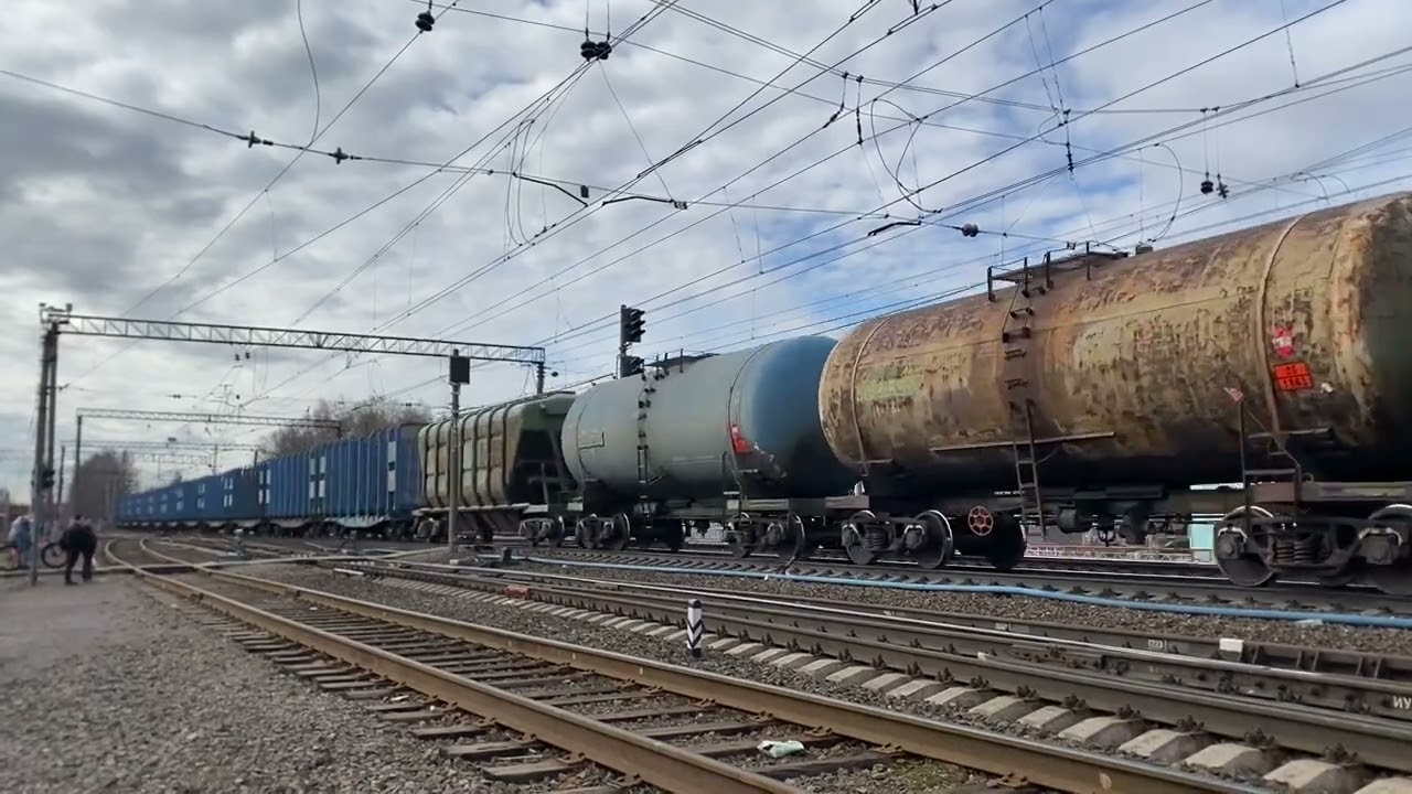 Электровоз ВЛ11М-336/338Б с грузовым поездом