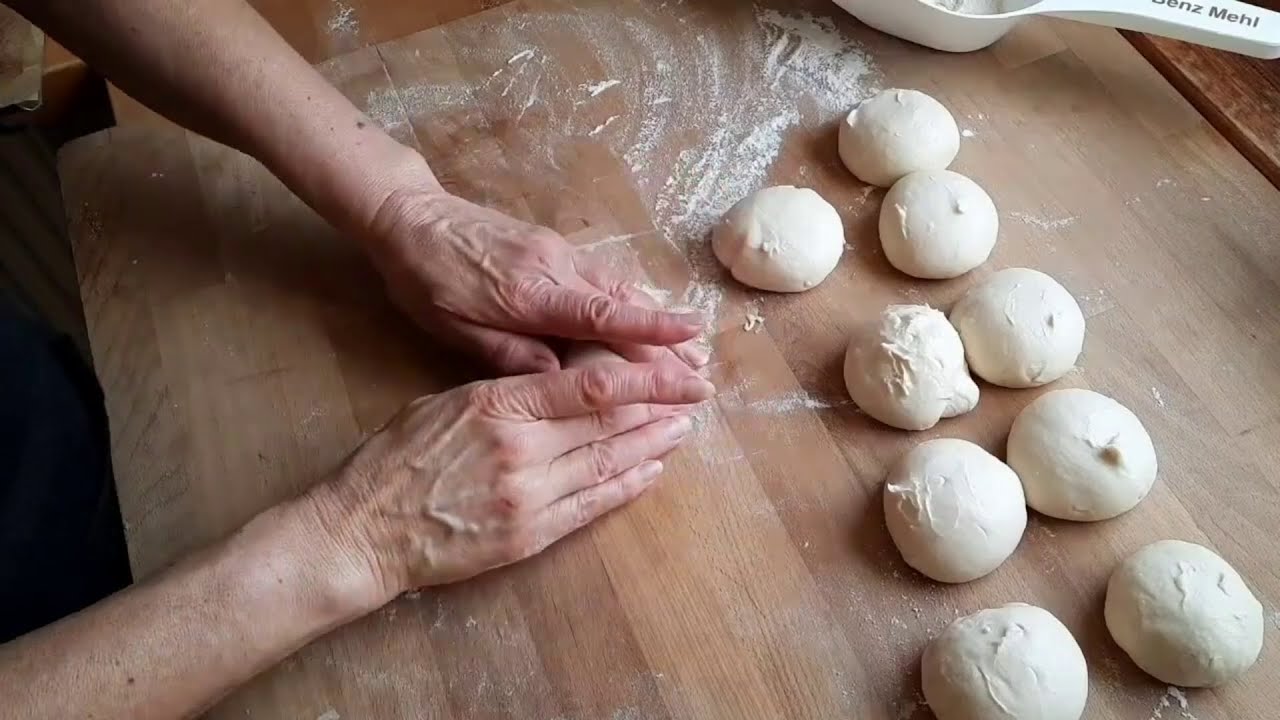 Einfache Brötchen selbst machen.