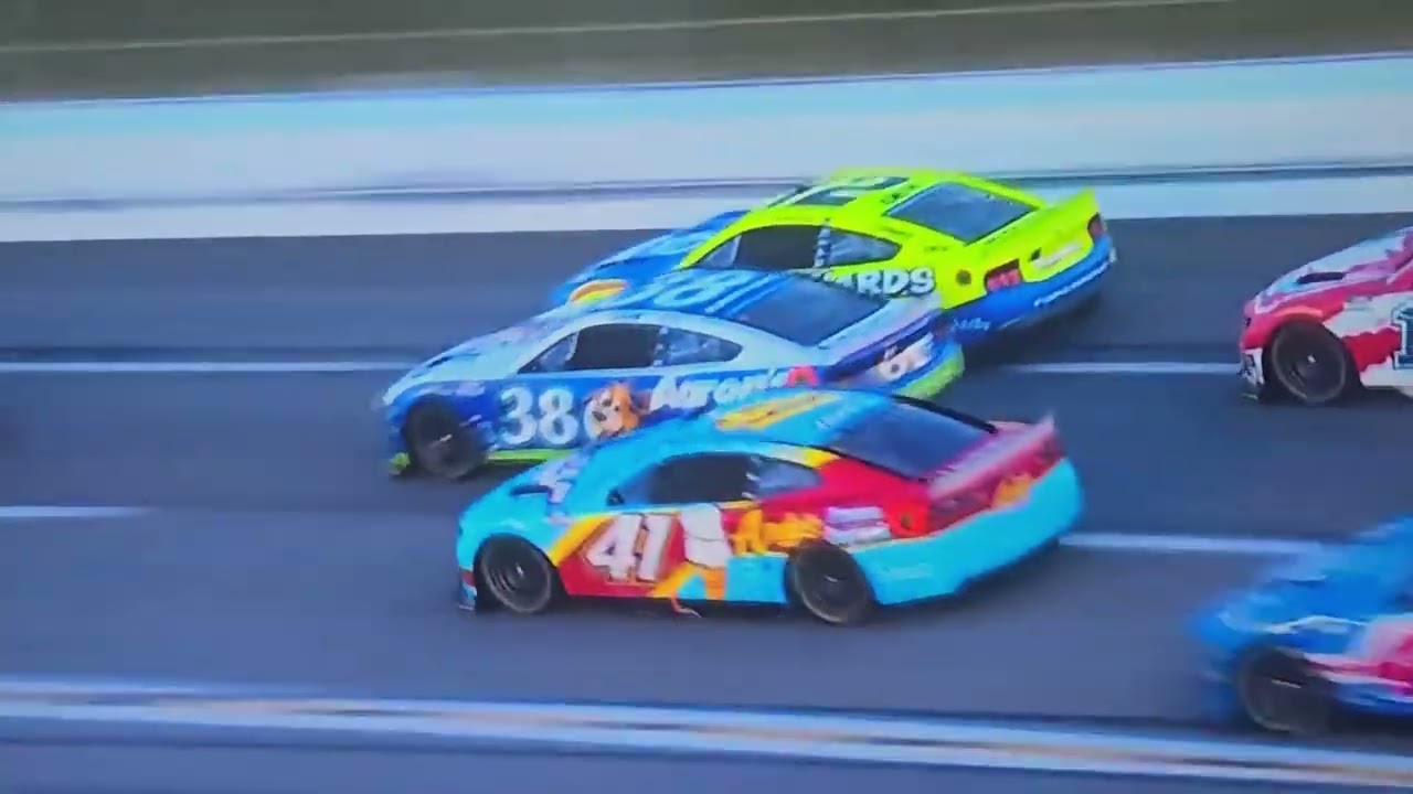 Hamlin (Hammer) in the lead for a moment and SVG get loose in Atlanta, Nascar, Cup series
