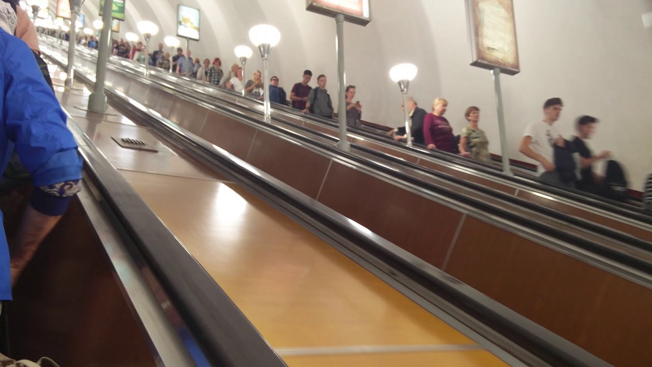 Эскалатор метро в СПб длинный метро Ладожская