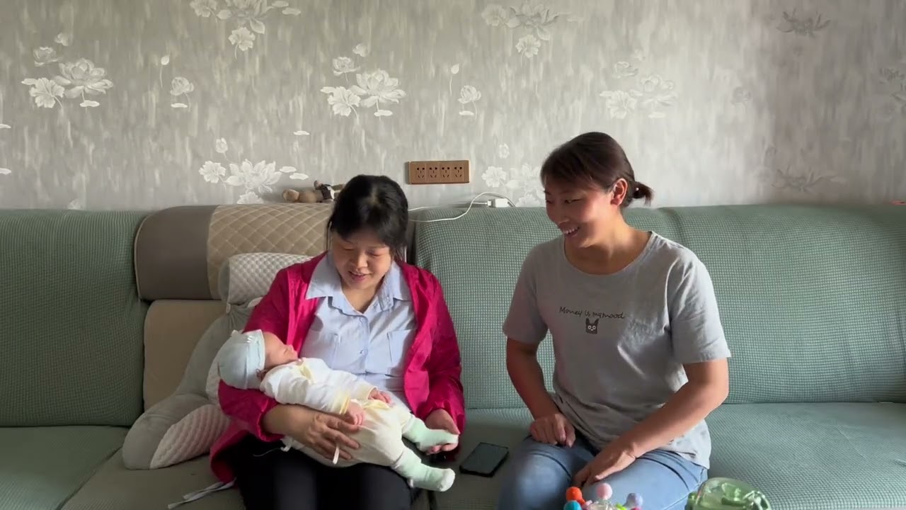 三孃突然跟我们说她想回去了，其实好舍不得她走的，她来我家一直都对我们特别好，什么都帮我们做，突然跟我说她要回去了真的心里好难受#记录真实生活 #家庭日常
