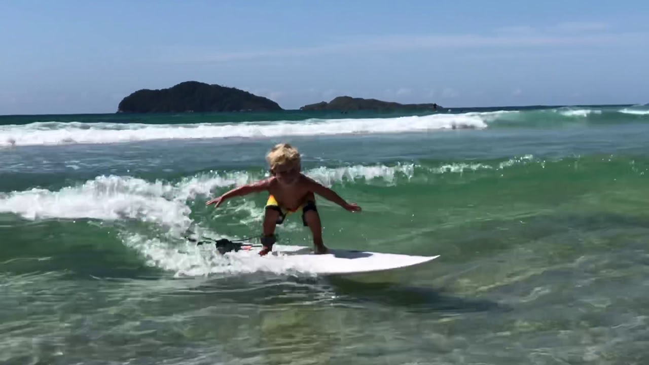 Beb&ecirc; Surfista surfando na Praia do Santinho