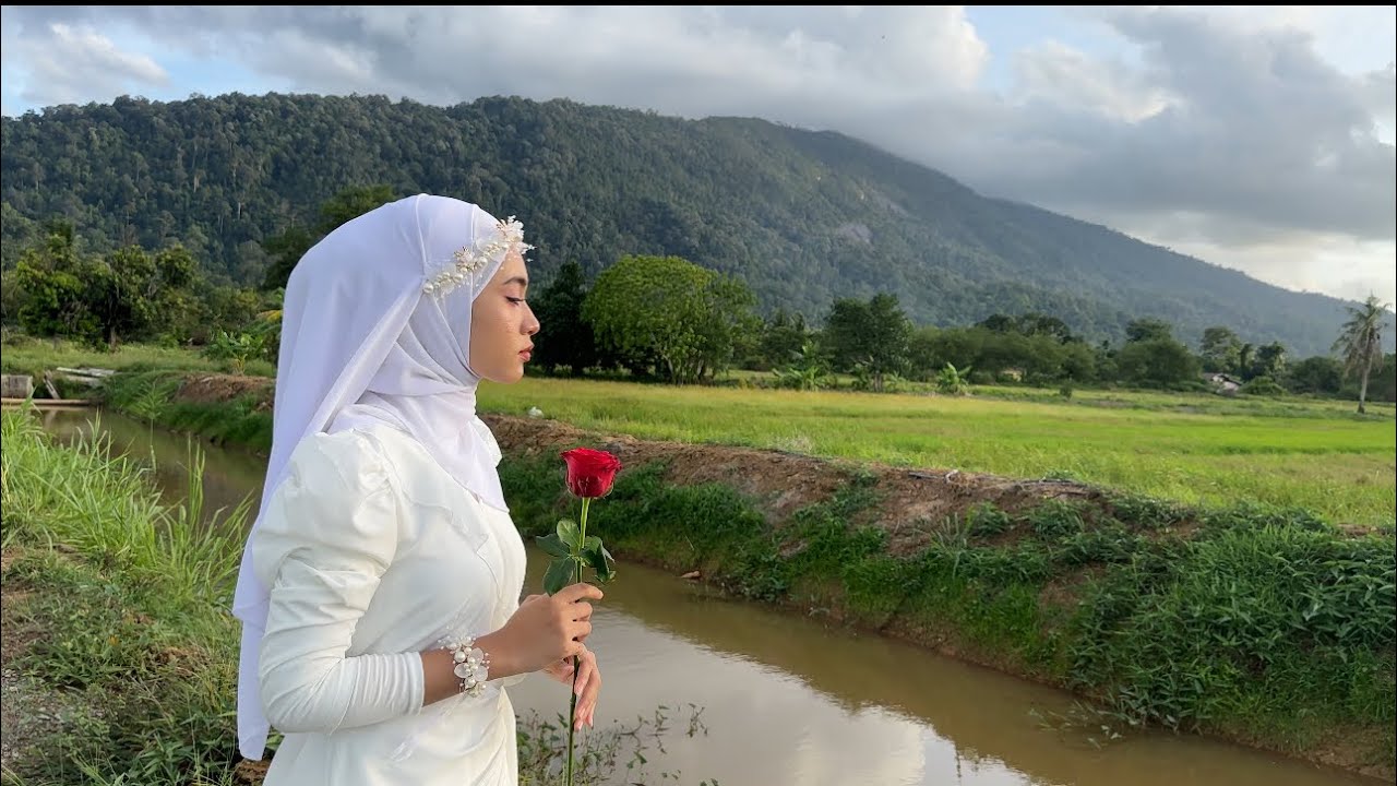 MENCARI CINTA - BATRISYA QISTINA (Official Music Video) 