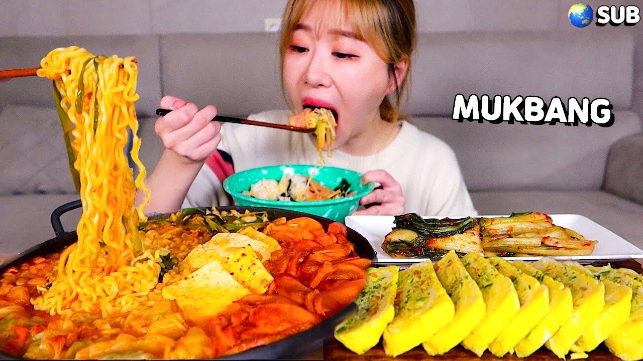 쌀쌀한 날에는 얼큰 구수한 부대찌개에 라면사리 그리고 포슬포슬 계란말이,김가루 넣은 밥에 슥슥 비벼서 먹방❤ Budae jjigae, Rolled Omelet MUKBANG