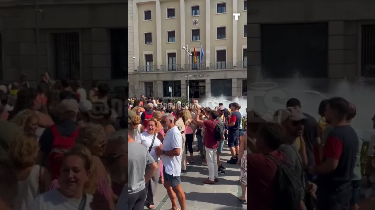 Decenas de personas se manifiestan frente a la Delegaci&oacute;n del Gobierno contra S&aacute;nchez