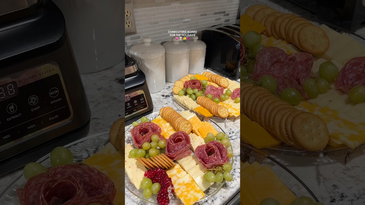charcuterie board idea for the holidays 💗👩🏻&zwj;🍳🧀🍇 #charcuterieboard #charcuterie #appetizer