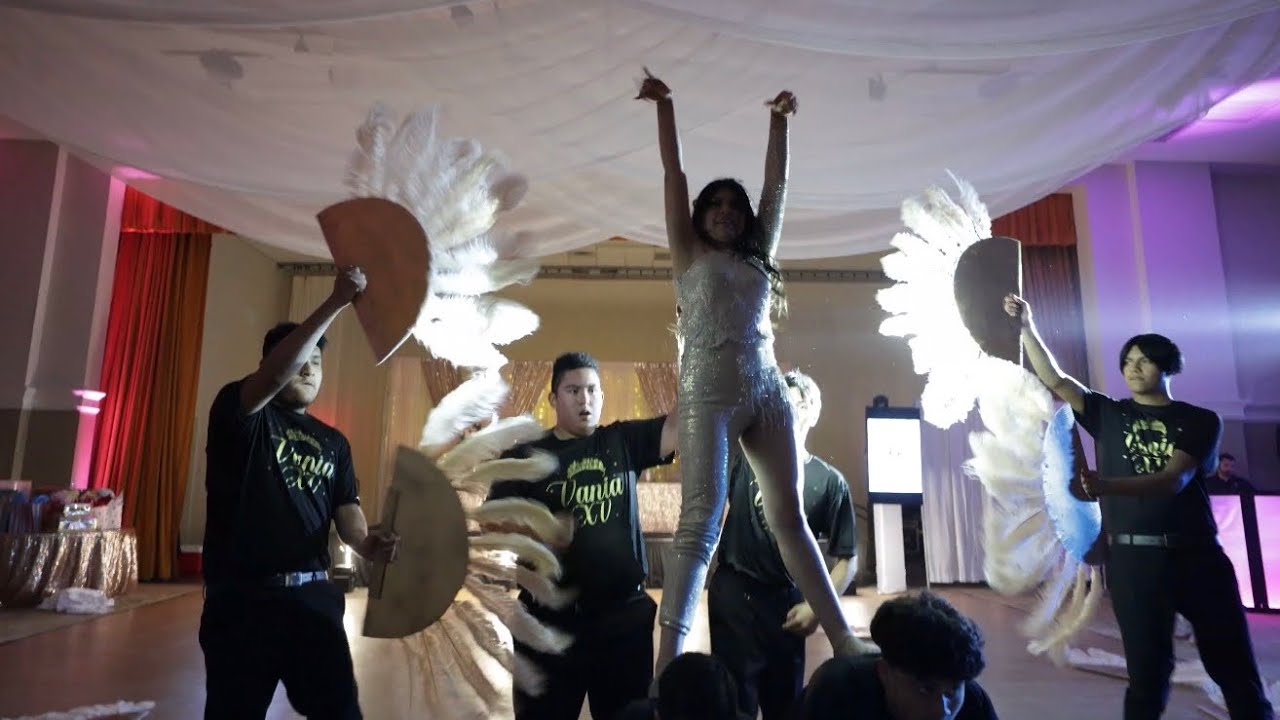 Una excelente presentación de la quinceañera🎥 “NO TENGO DERECHOS DE AUTOR DE MUSICA” 🎵 
