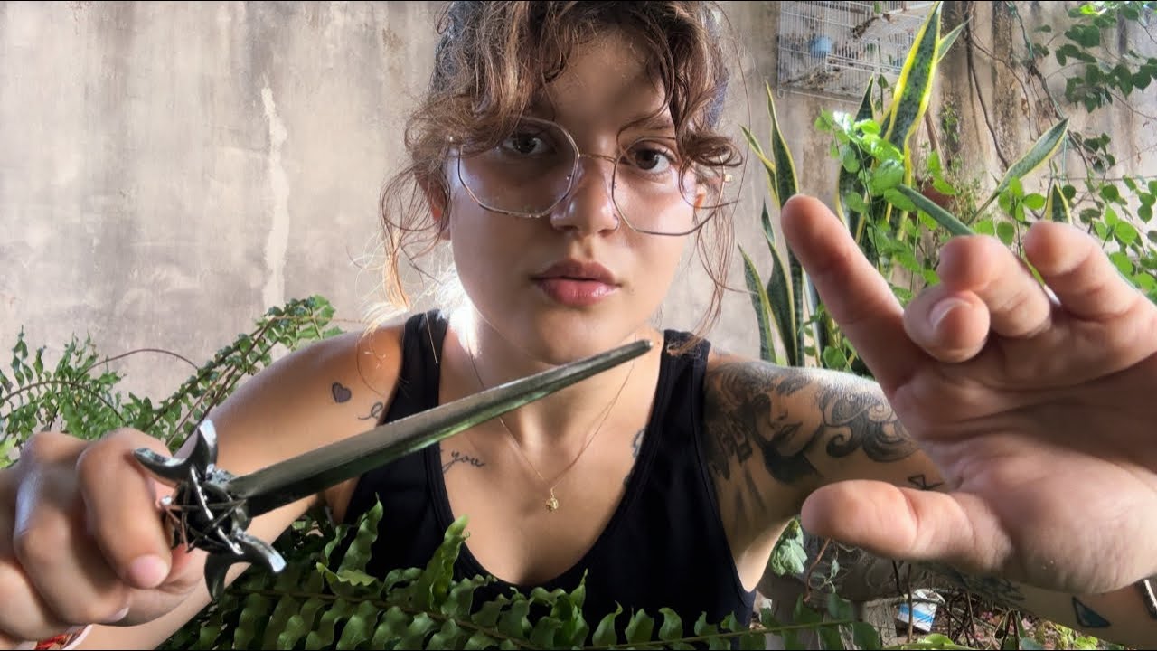 ASMR ~ Bruxinha benzedeira cortando seu quebrante, inseguranças e limitações no geral