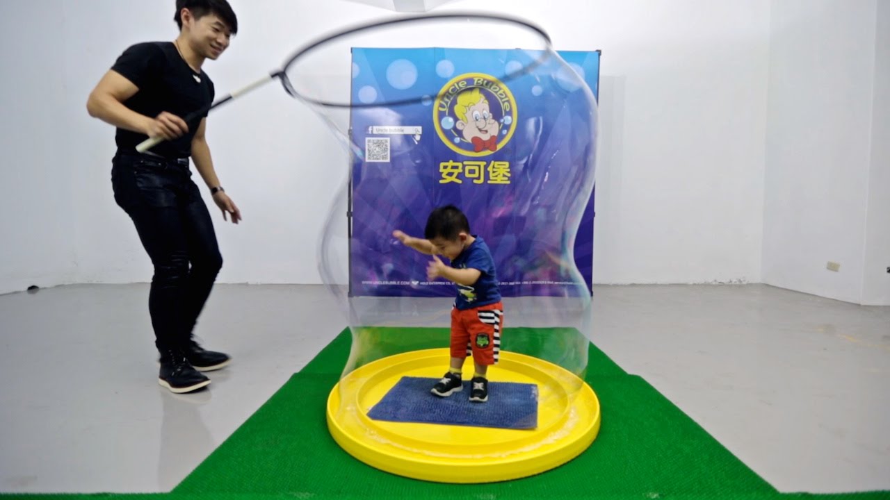 This Bubble Artist’s Amazing Bubble Skills Will Blow You Away! - Behind the Scenes