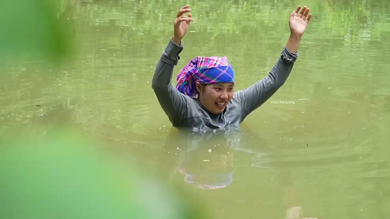 Harvesting a Large School of Wild Fish Deep in the Forest with My Kids – Selling at the Market