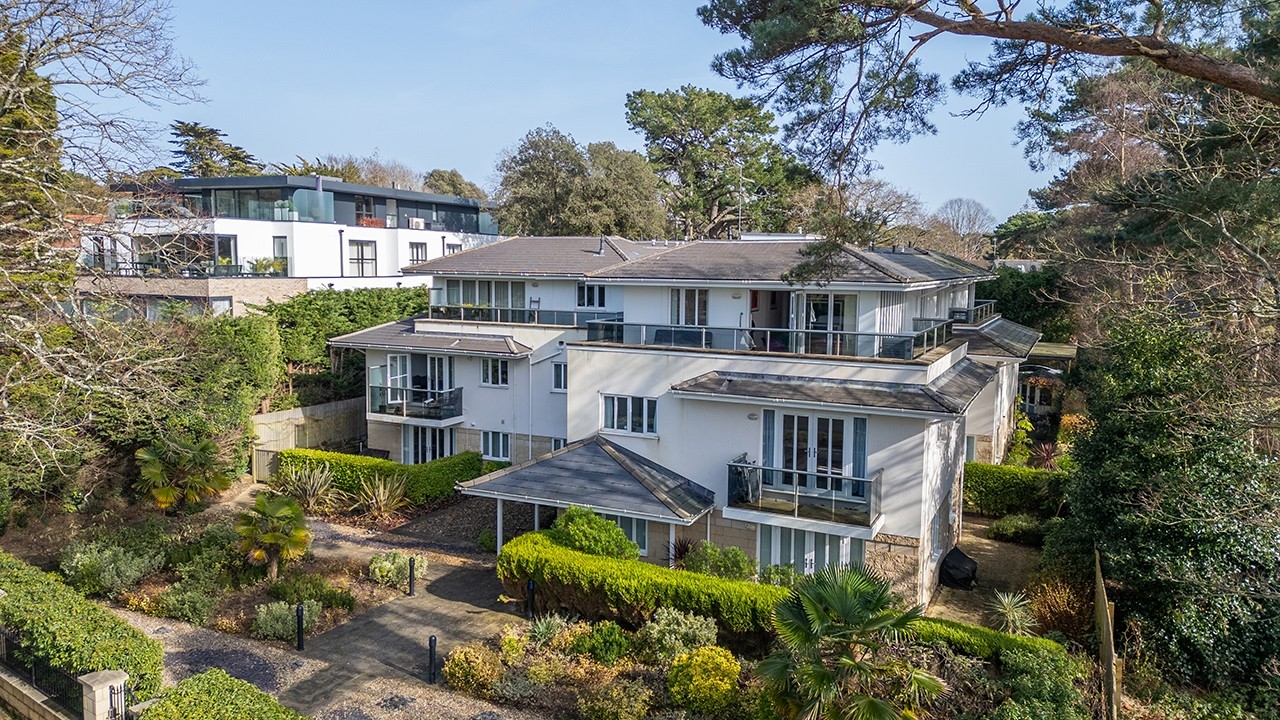 Luxury penthouse in Canford Cliffs with immaculate interiors