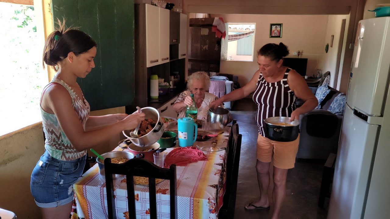 NOSSO ALMOÇO DE HOJE FIZ CARNE DE PORCO, VITÓRIA VEIO E ME DEU UMA GRANDE AJUDA