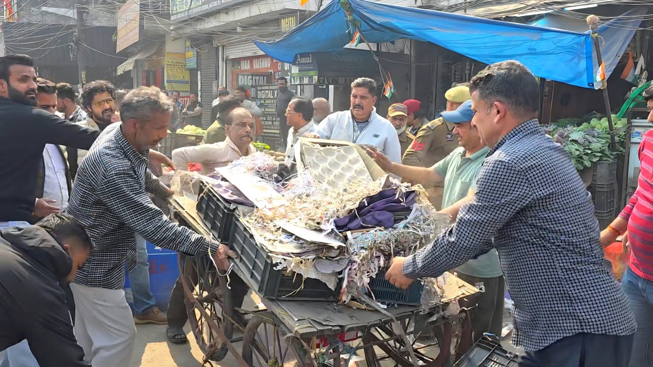 अतिक्रमण पर नगर परिषद कठुआ की सख्त कार्रवाई, रेहड़ी पर चलाया बुलडोजर, फुटपाथों से हटाया अवैध कब्जा