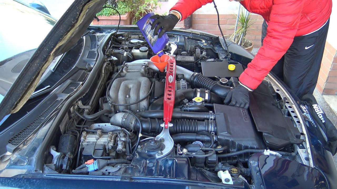 How to change the oil on Your car quick and easy. Here on a Mazda RX7 FD