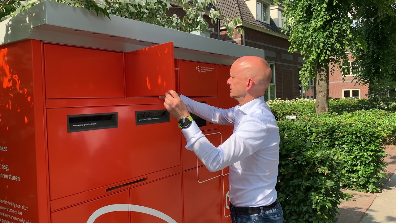 Collecting a parcel at PostNL Parcel Machine