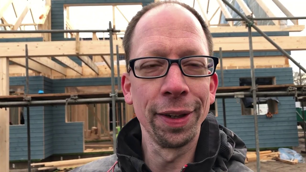 Hoe fabriceer ik een houten prefab huis in Estonia en is het in een week in Nederland gebouwd?