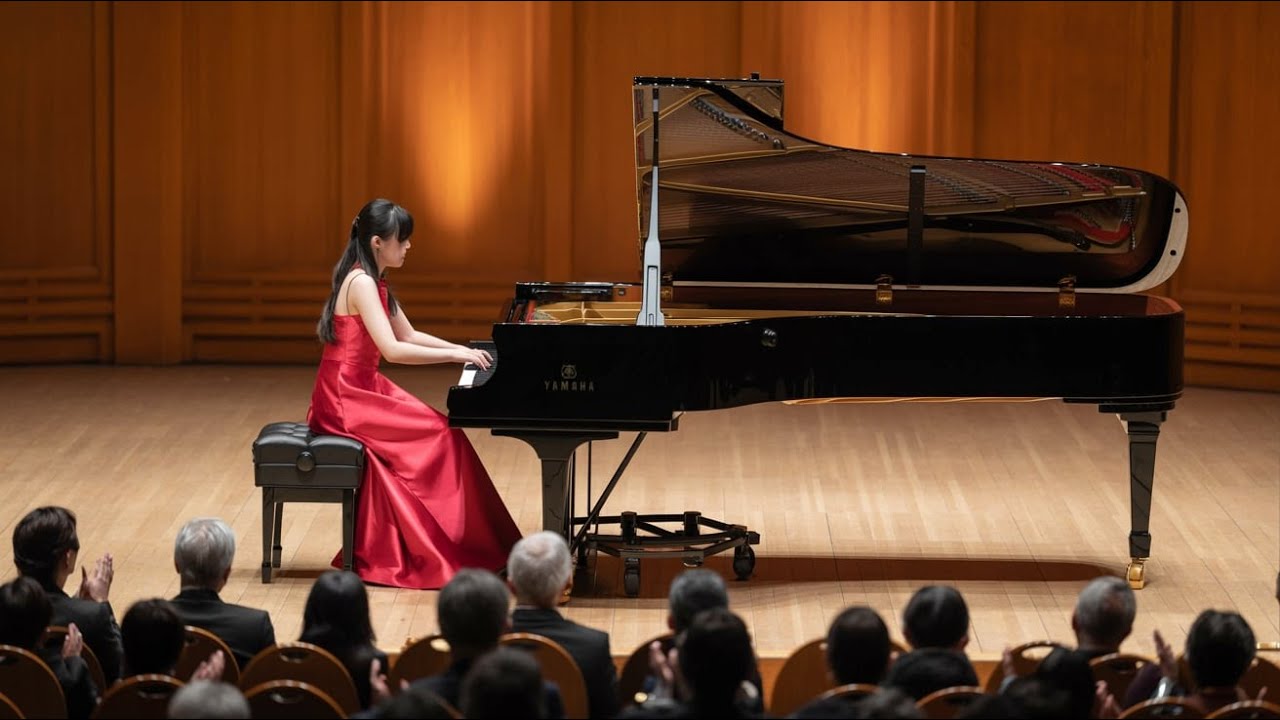 She Was Told to Play a Simple Piano Tune — Then She enchanted the Room with Pure Brilliance...