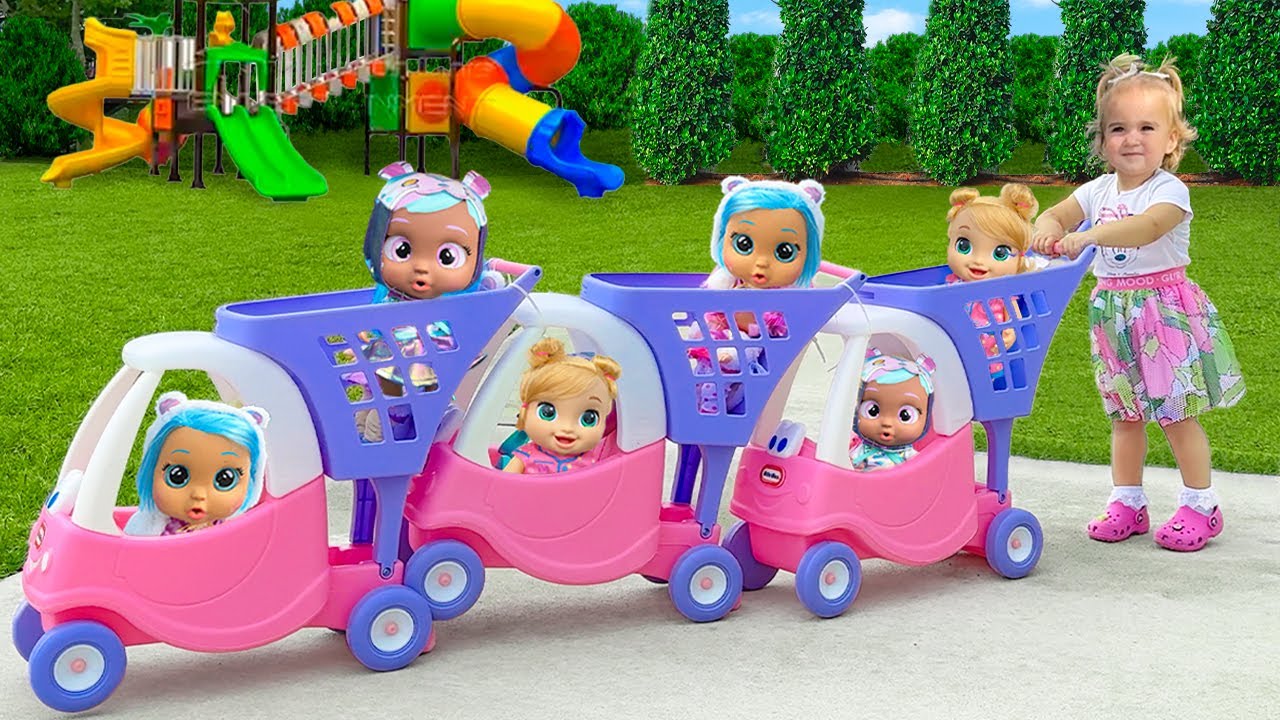 Alicja bawi się w chowanego ze swoimi lalkami na placu zabaw