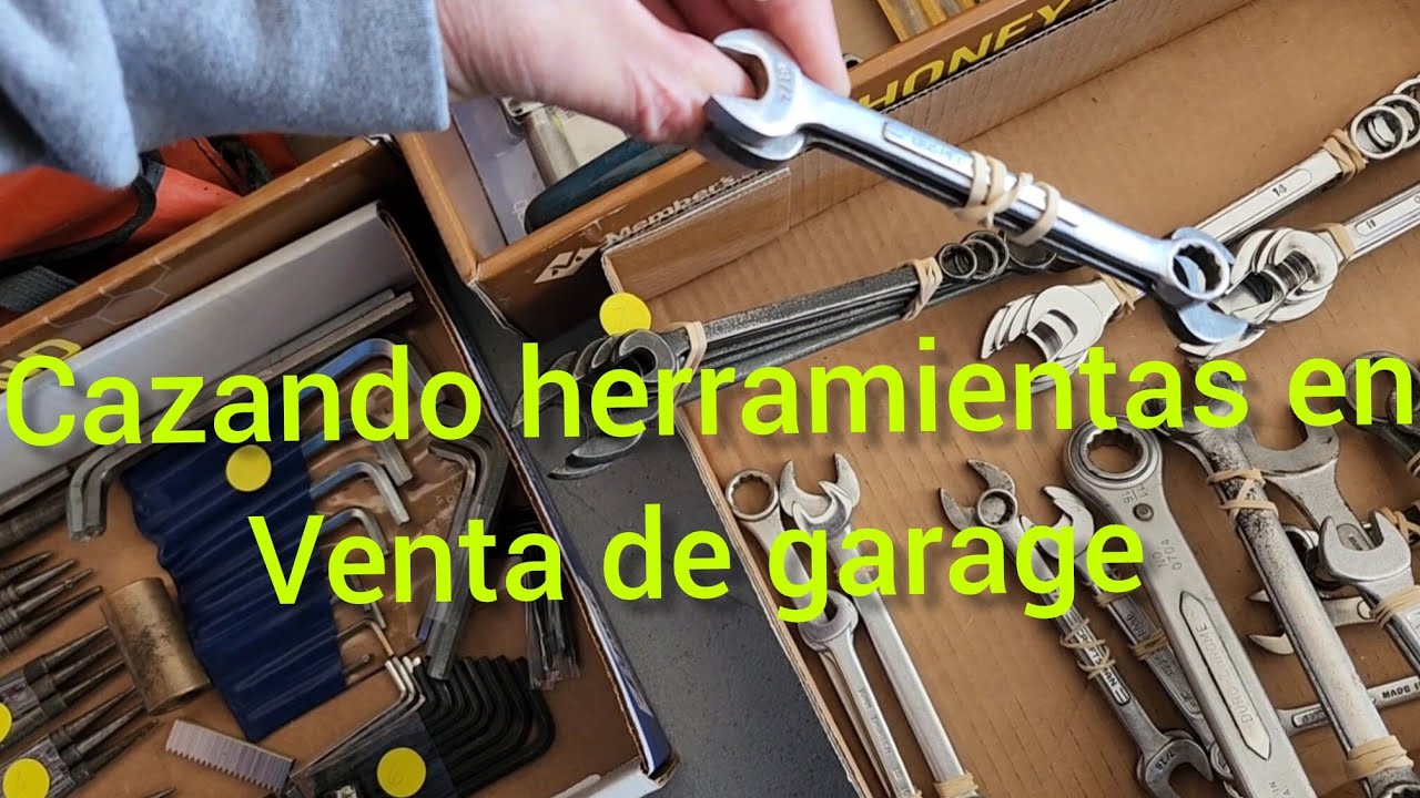 Cazando herramientas en venta de garage