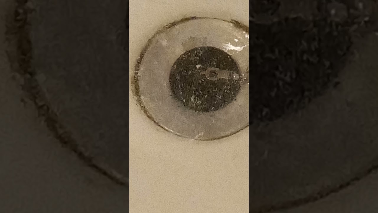 Acqua e sapone che vanno giù nel lavandino con rutto dello scarico