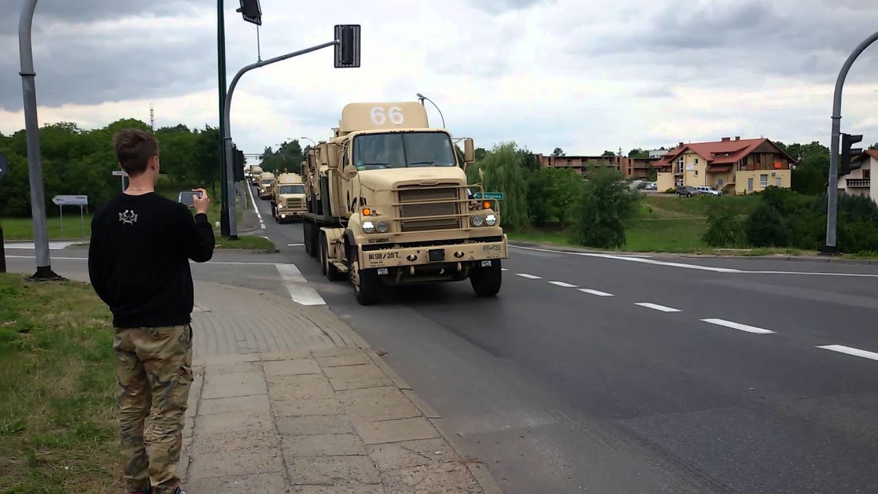 Alarmowo konwój wojskowych pojazdów przez Łańcut