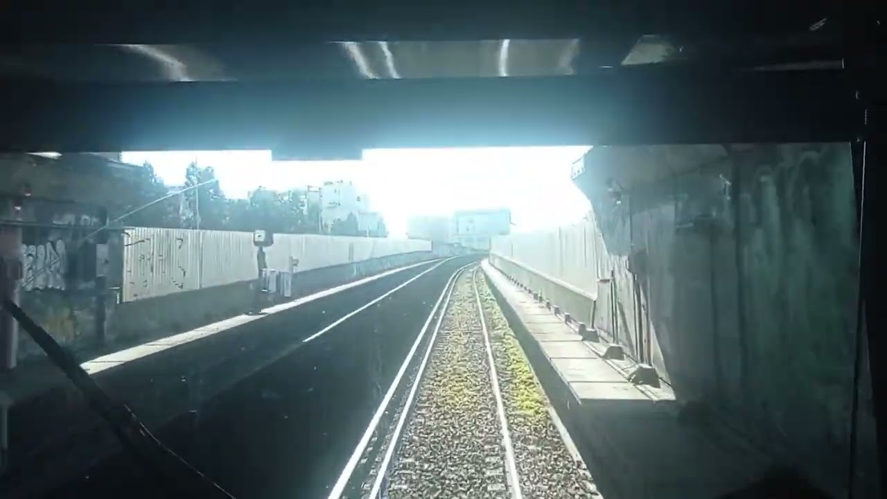 En cabine sur la ligne 13 du Métro parisien.