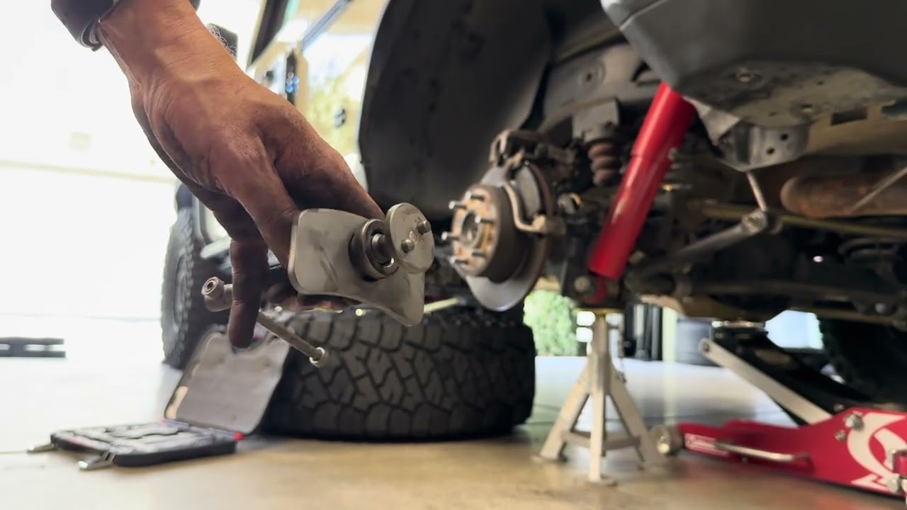 Замена задних тормозных колодок Brembo за 26 долларов! Ineos Grenadier