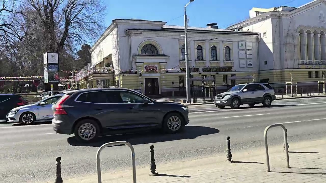 До сих пор песок вдоль бордюров. 10.03.2026
